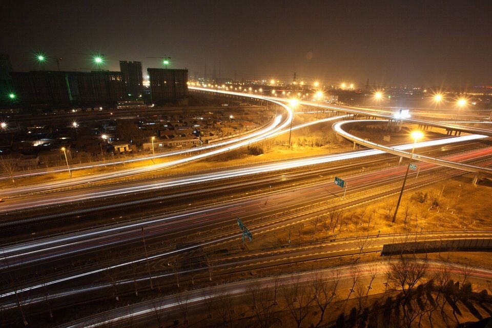 live in beijing<br />
北京是一座孤独的城市,虽然她每时每刻都是新鲜的,哪怕是故乡,我也并不留恋,但却时刻迷恋着她。