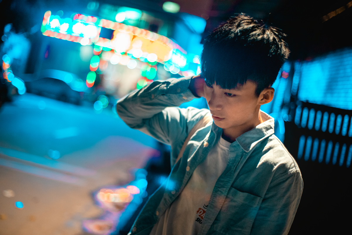 夜景的小男生