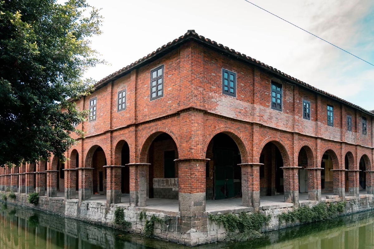 红砖房的故事位于涵江的东方二十五坎红砖砌成的墙面饱经岁月的风霜