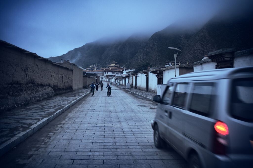 上学路上。