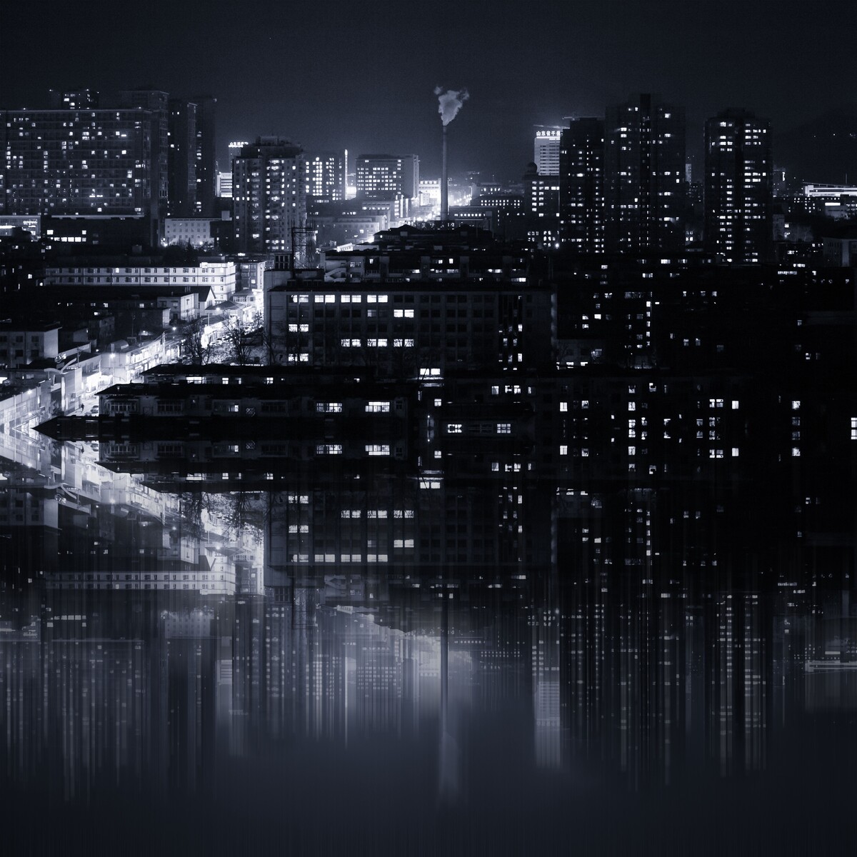 入夜了的济南，千家万户，灯火通明。