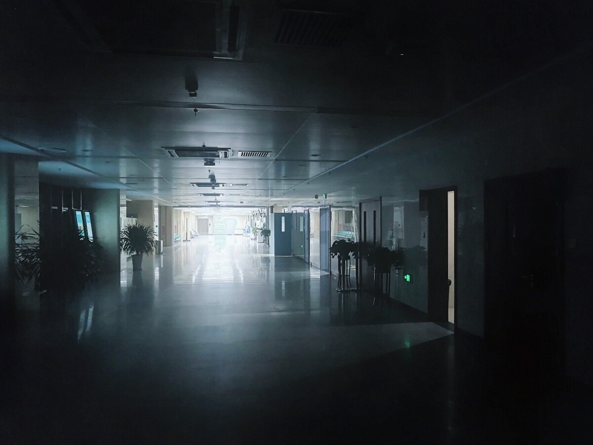 晚上医院走廊照片图片