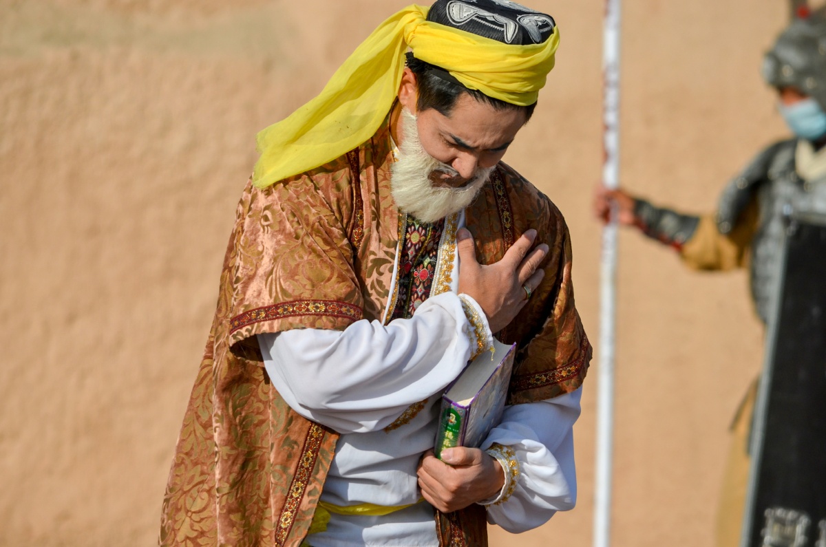 的风土人情品尝了抓饭烤包子馕坑肉各种干果等新疆美食同时还学会了四