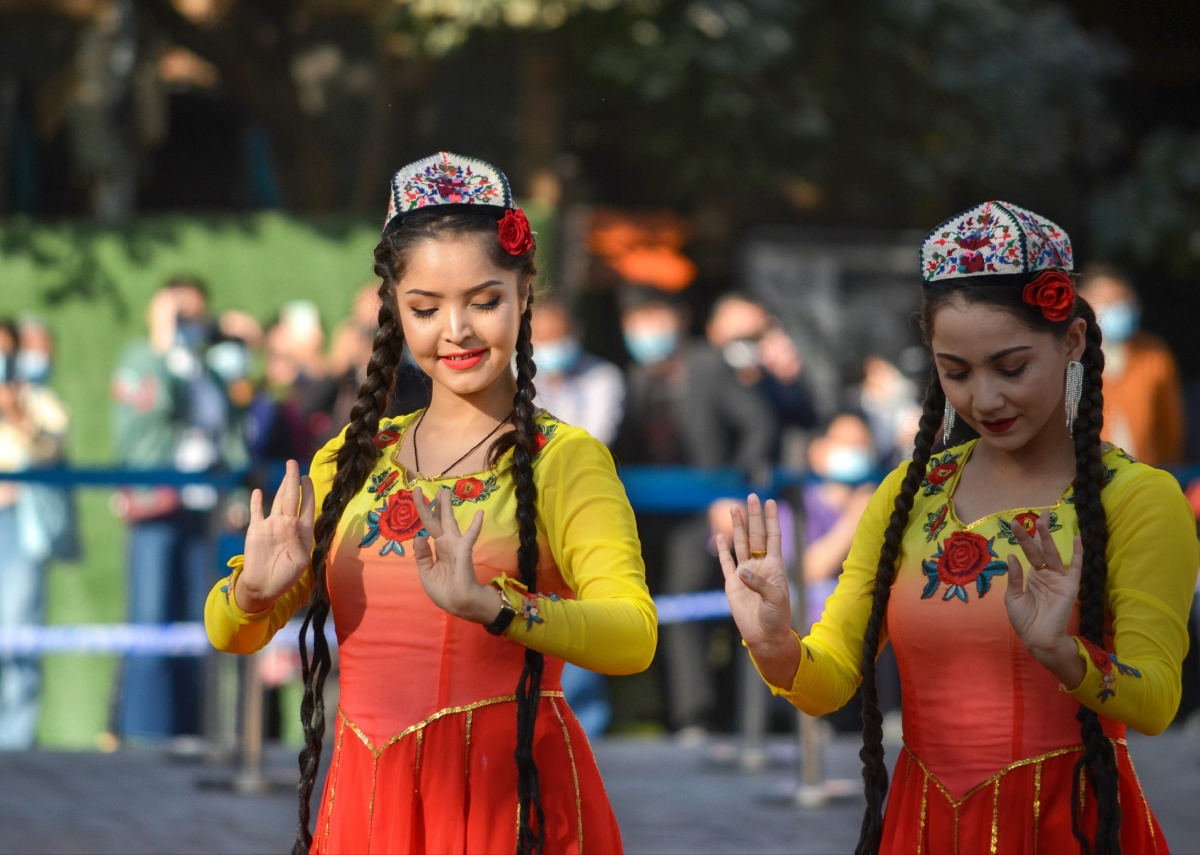 的风土人情品尝了抓饭烤包子馕坑肉各种干果等新疆美食同时还学会了四