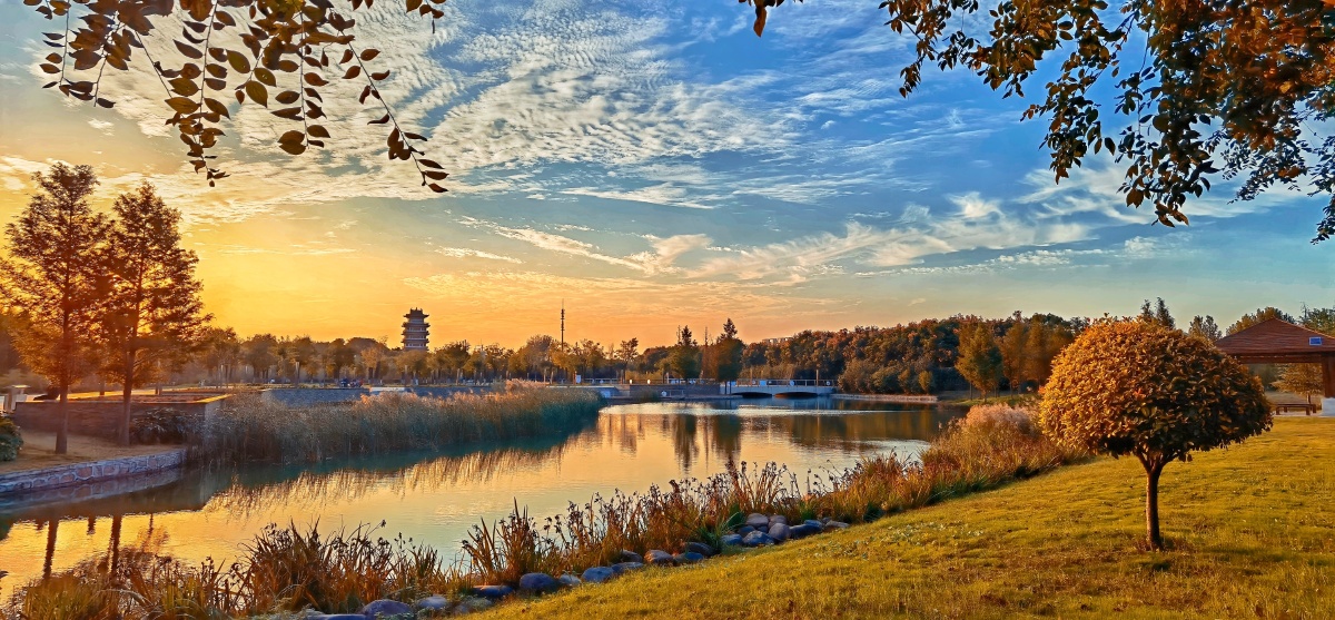 夕阳下秋意浓浓的许昌中央公园