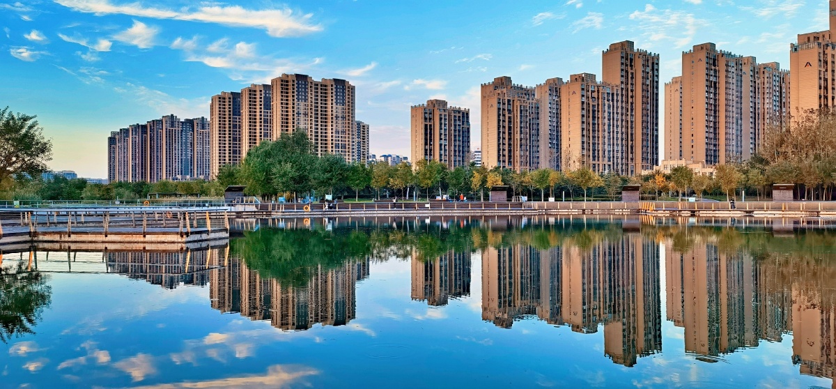 许昌中央公园高楼大厦倒映在湖水中就像一座水中之城更像一幅美丽的