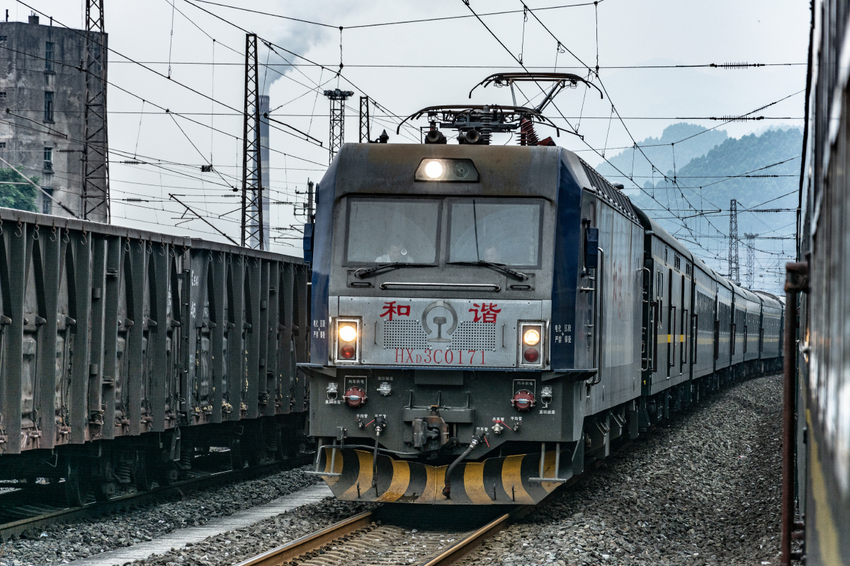 成昆铁路西昌开往成都的特快列车通过