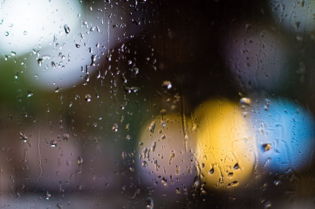 色彩<br />
雨点不停敲窗