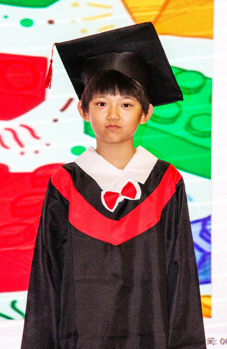 戴博士帽的少女