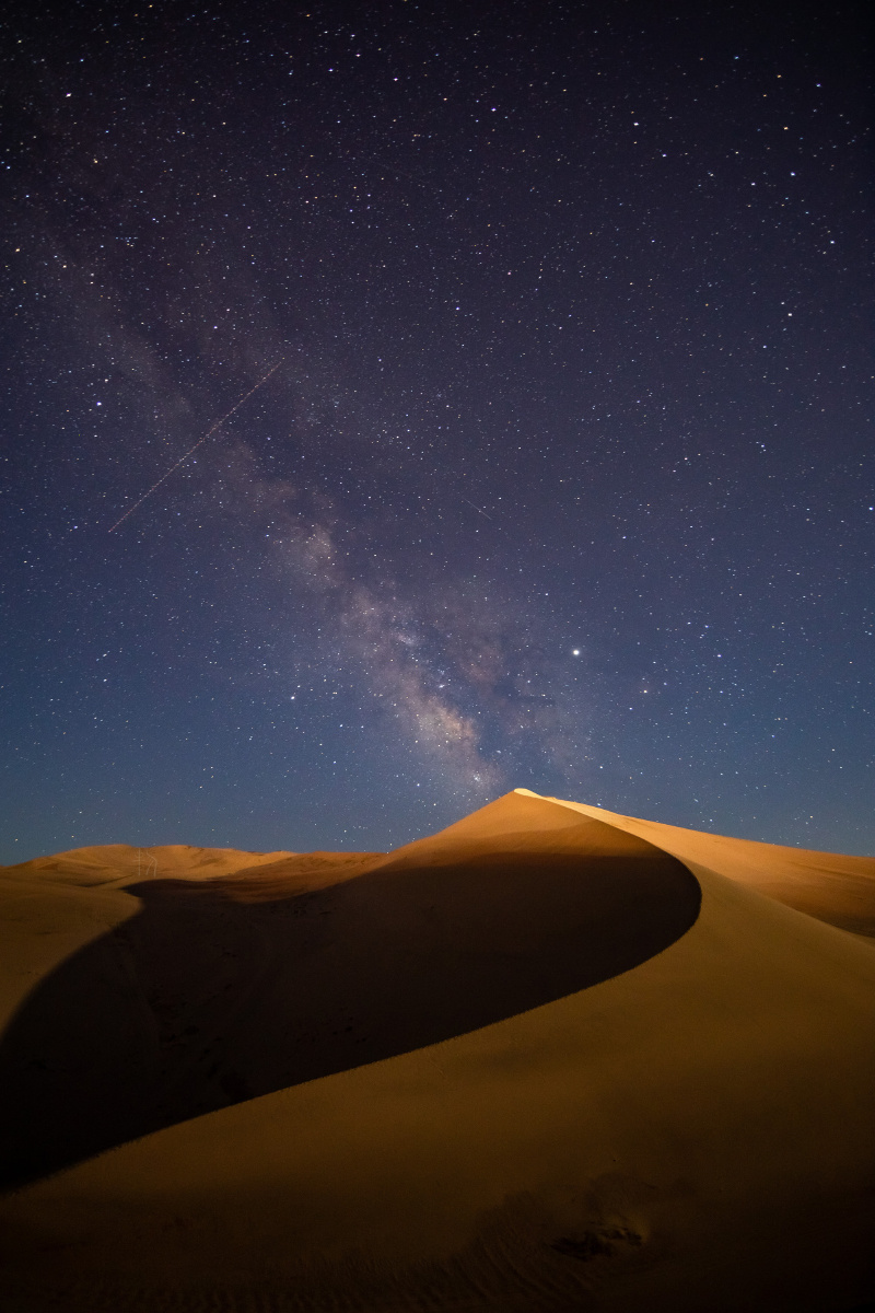 敦煌鸣沙山月牙泉的银河