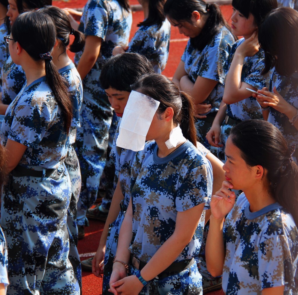 2016年8月摄于中山大学，一群正在烈日下军训的大学新生，作为祖国的“骄阳”正沐浴着阳光的洗礼。<br />
