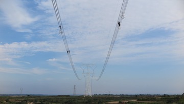 405900
