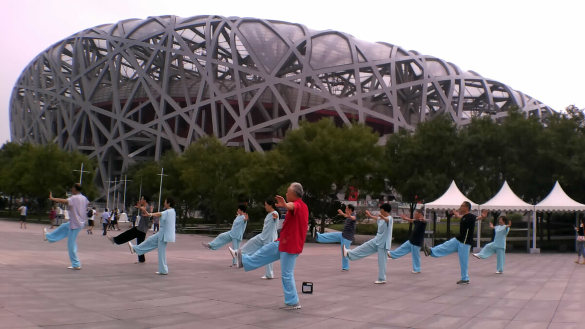 江南伞舞蹈视频,数万人跳起傣族伞舞江南民俗舞蹈