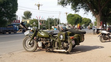 932573