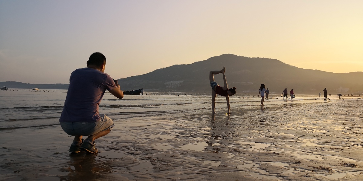 海滩拍照人