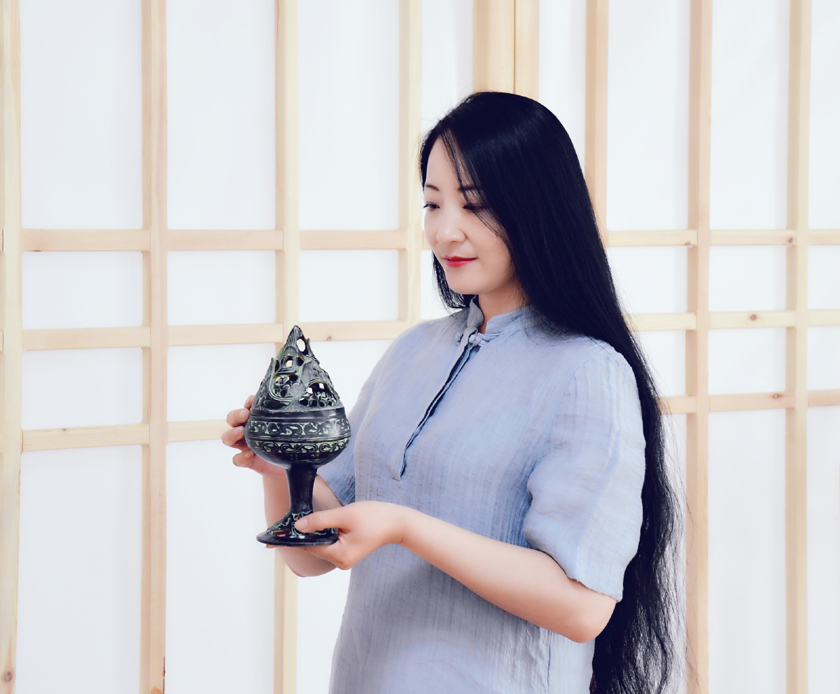 捧香炉的女人
