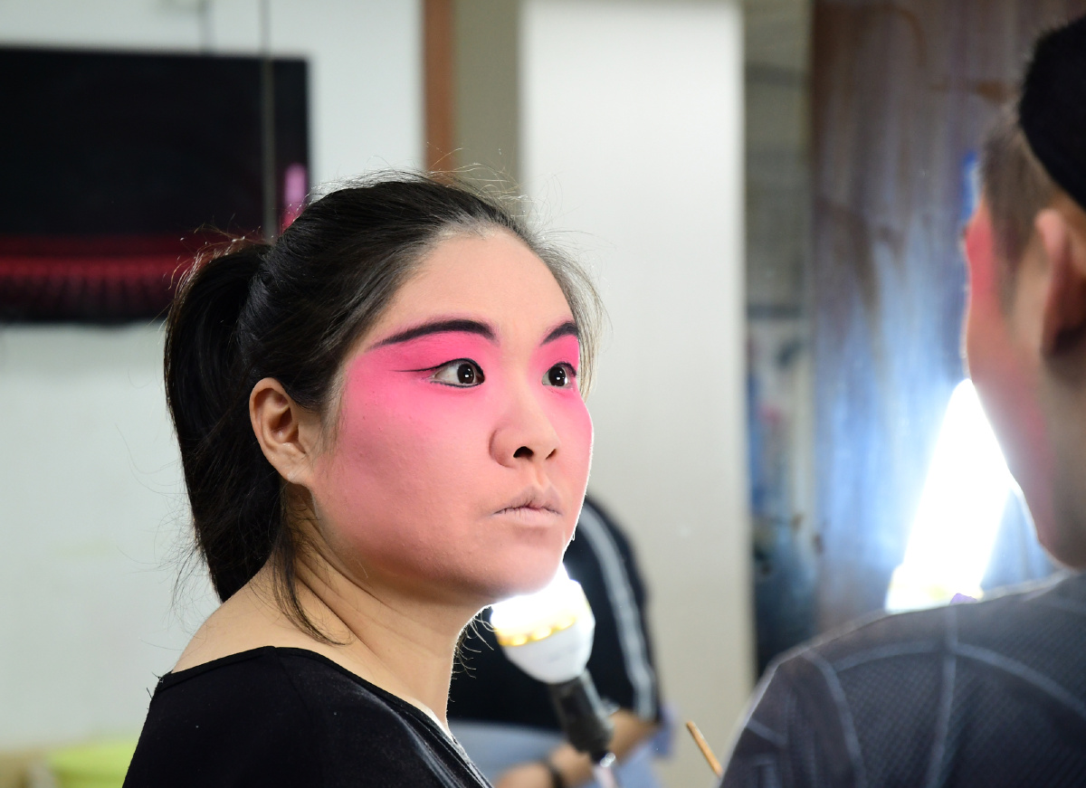 在拍摄一场京剧折子戏时,在化妆间遇到的极富戏剧性的演员.