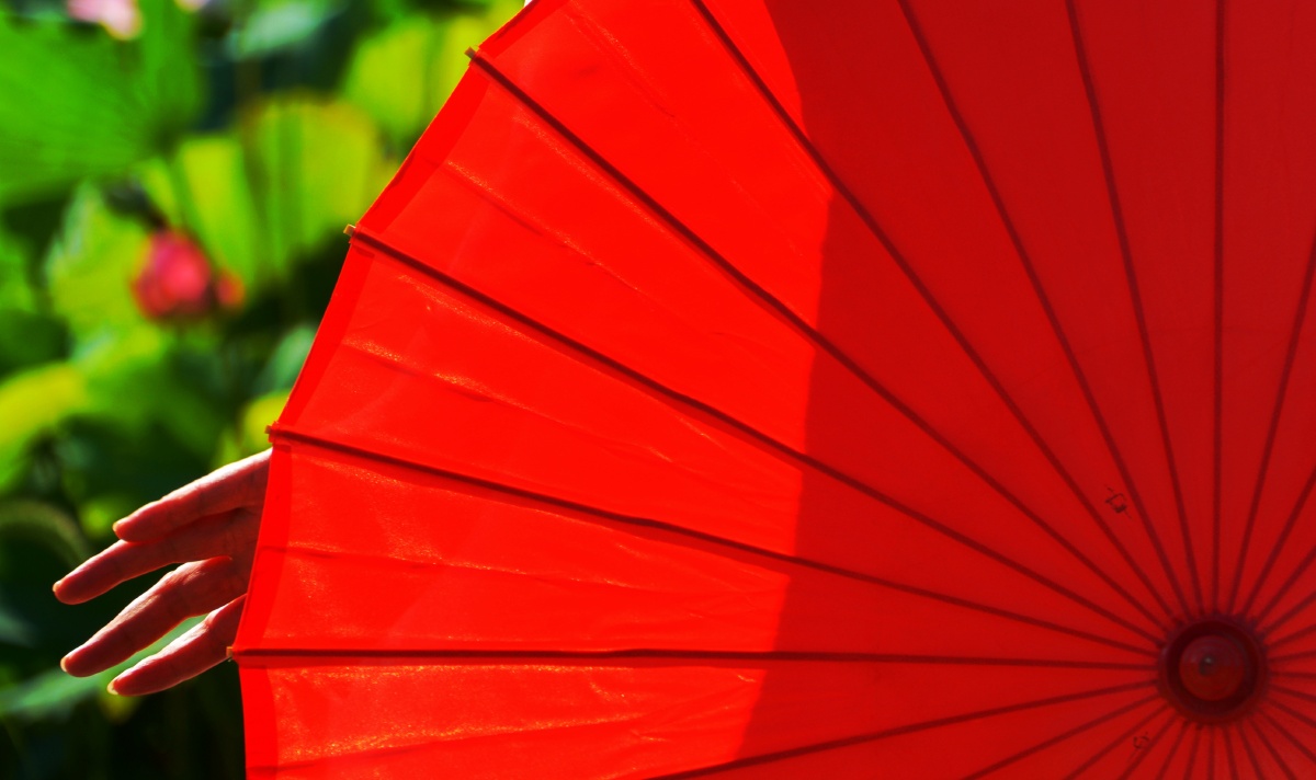 红纸伞!