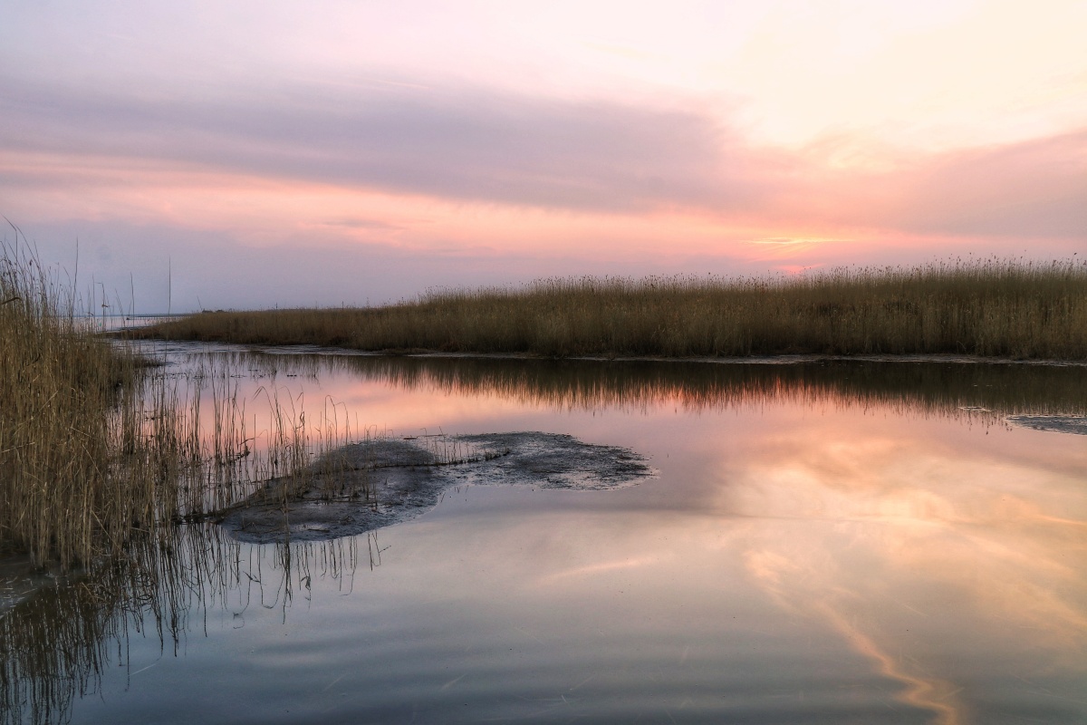 冬日寂静的岱海湖