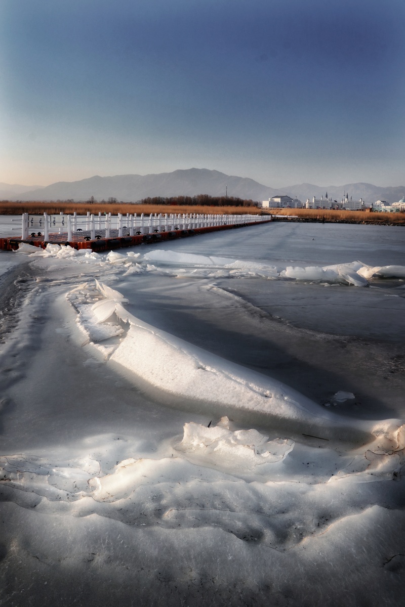数九腊月冰封的岱海湖