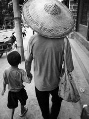 牵着小孩的男人