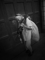 担重物的老人