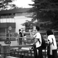吹泡泡的学生妹