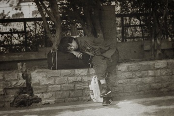 休息中的男子