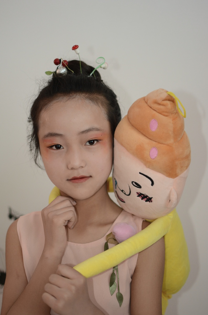 妹妹背着洋娃娃