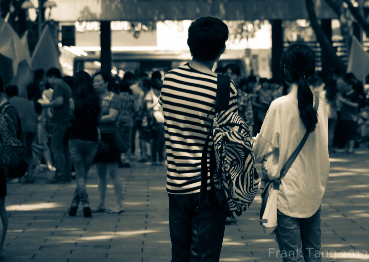  br /> 南开中学2013年高考数学考试前一对情侣看着校门外,苦苦的思索