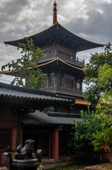 913705