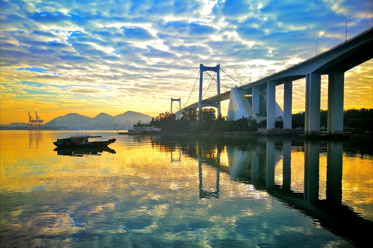 日出时分,路过厦门海沧大桥,停车用手机拍下美景