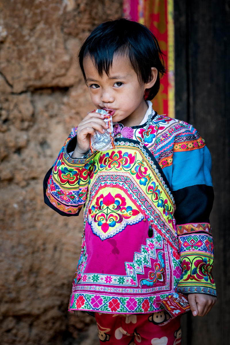 彝族小姑娘