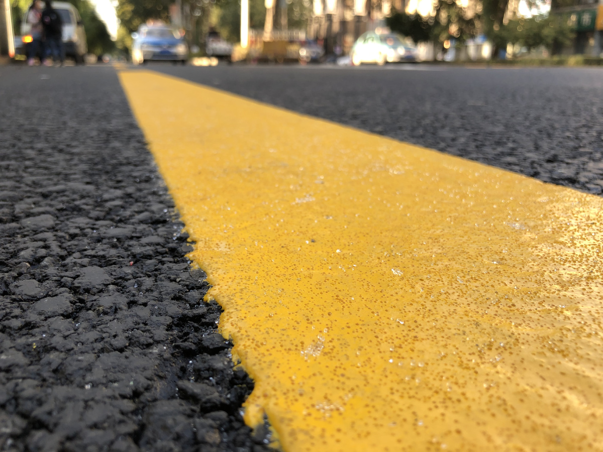 刚刷完的黄色斑马线