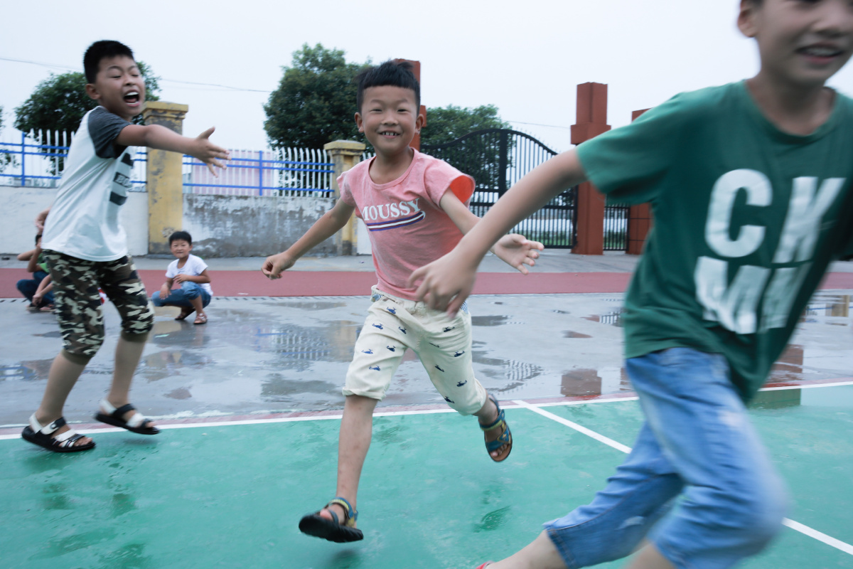 孩子们在玩"贴烧饼"的游戏