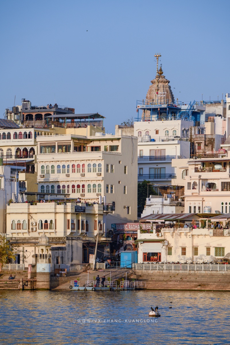 印度乌代布尔是一个非常浪漫的旅游城市这里有非常大的城市宫殿可以