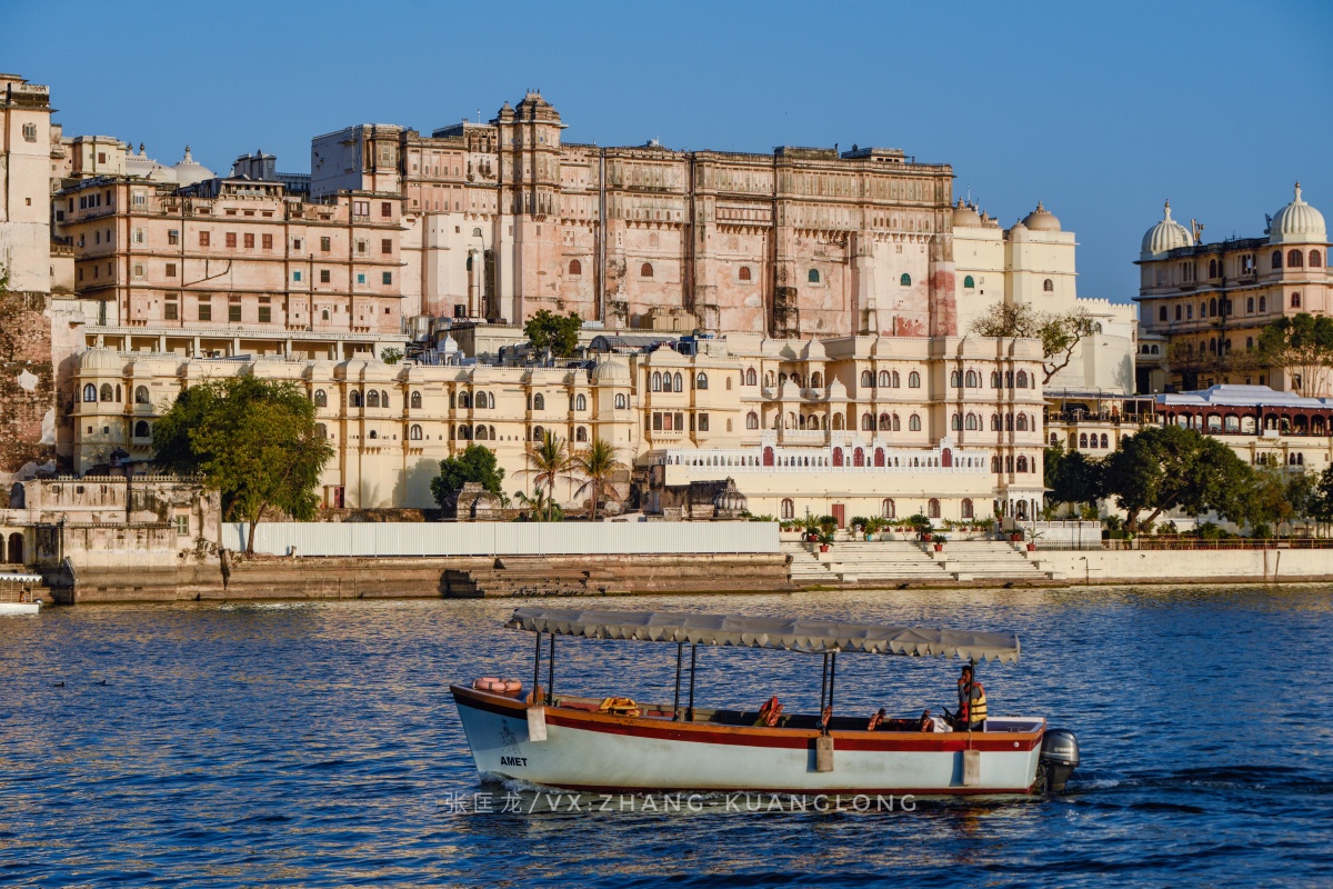 印度乌代布尔是一个非常浪漫的旅游城市这里有非常大的城市宫殿可以