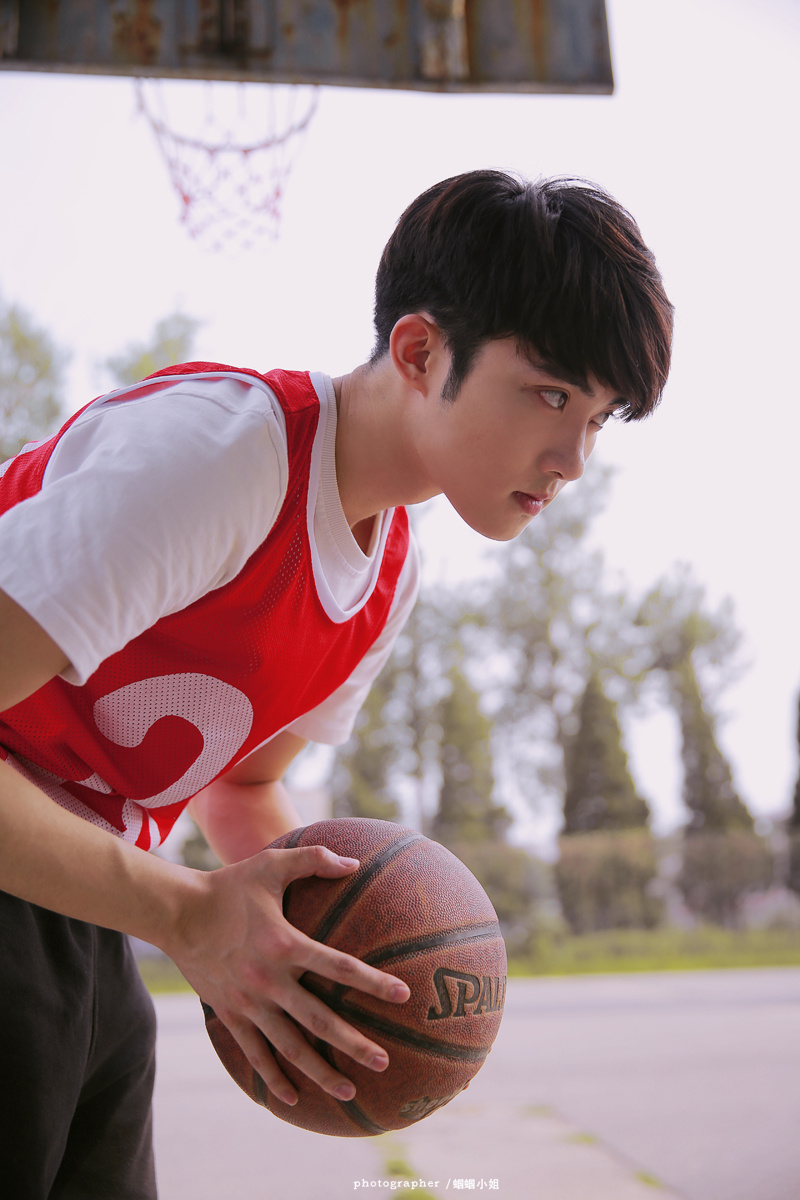 摄影:@摄影师蝈蝈小姐 入镜:@名豪的时光日记  ,妆发:@朱建武-milo