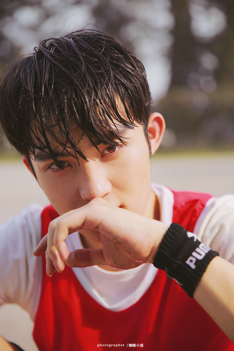 摄影:@摄影师蝈蝈小姐 入镜:@名豪的时光日记  ,妆发:@朱建武-milo