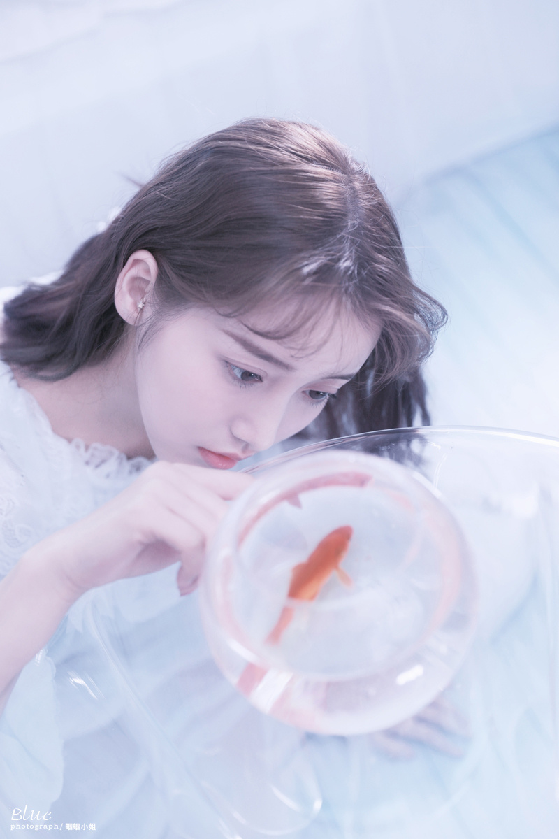 摄影后期;@摄影师蝈蝈小姐 入镜:@姜贞羽  妆发:日@朱建武