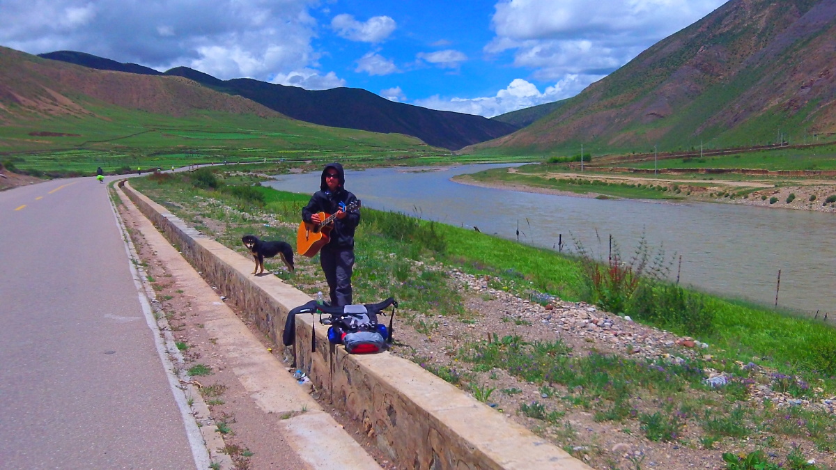川藏线上遇到的文艺青年,一把 吉他,一个 背包,一条 狗在身旁,寂寞时