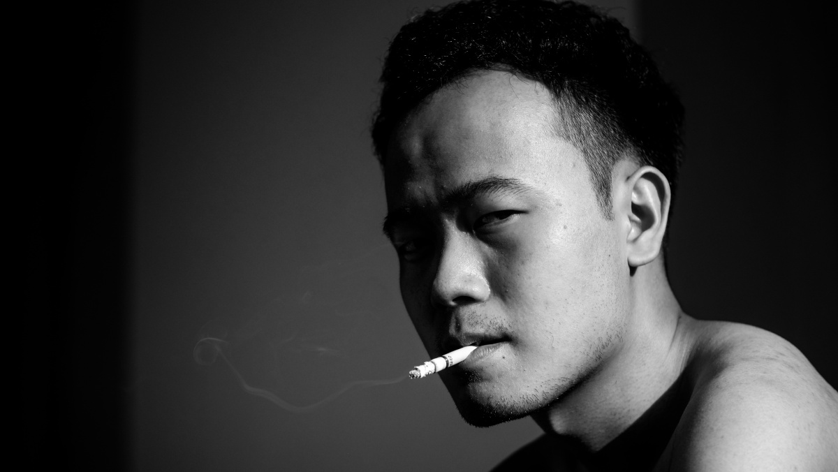 抽烟的男人