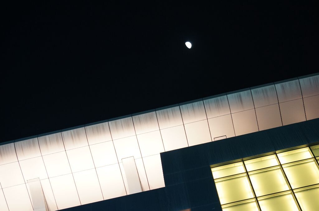 月夜<br />
商场的房顶和月亮。