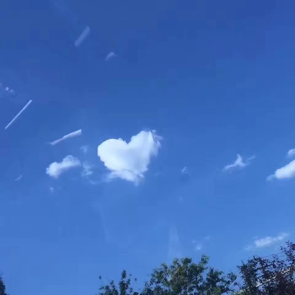 蓝天中的一颗心