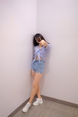 912857