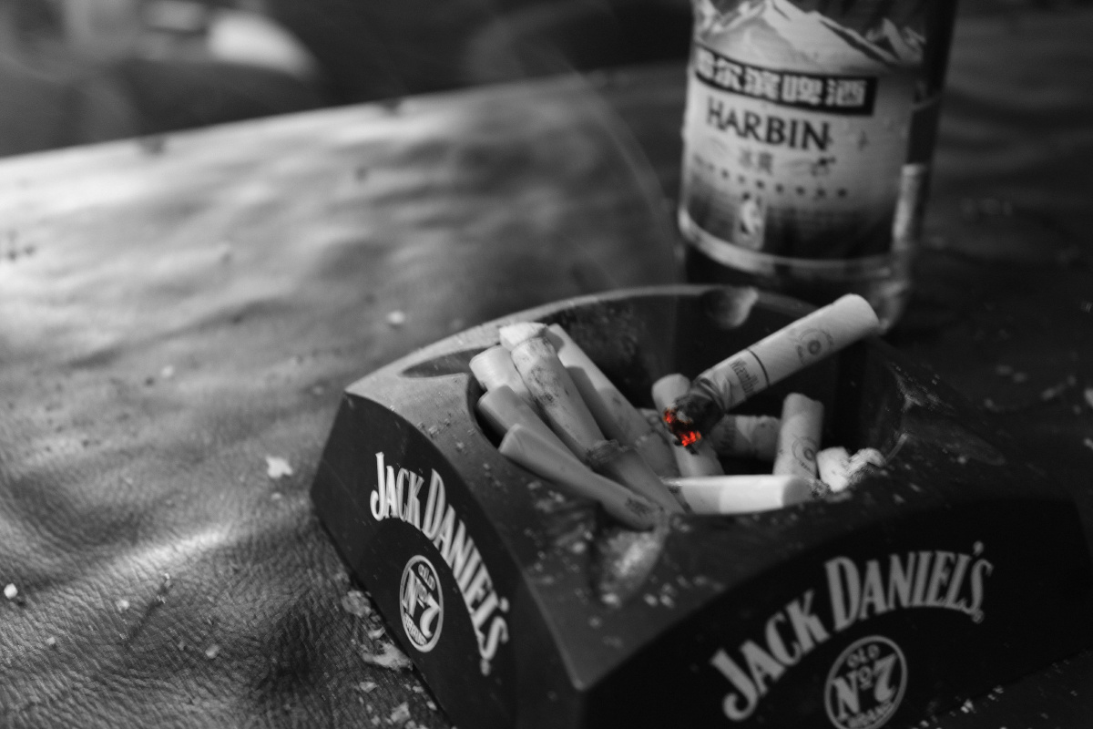 余烬,你熄灭了烟,说起从前.