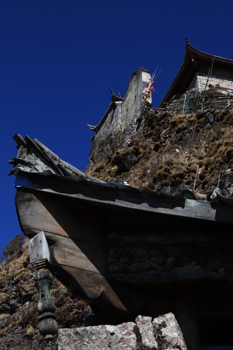 鹤庆石宝山位于县城正东方海拔3628米高出县城1400米左右尚未正式开发