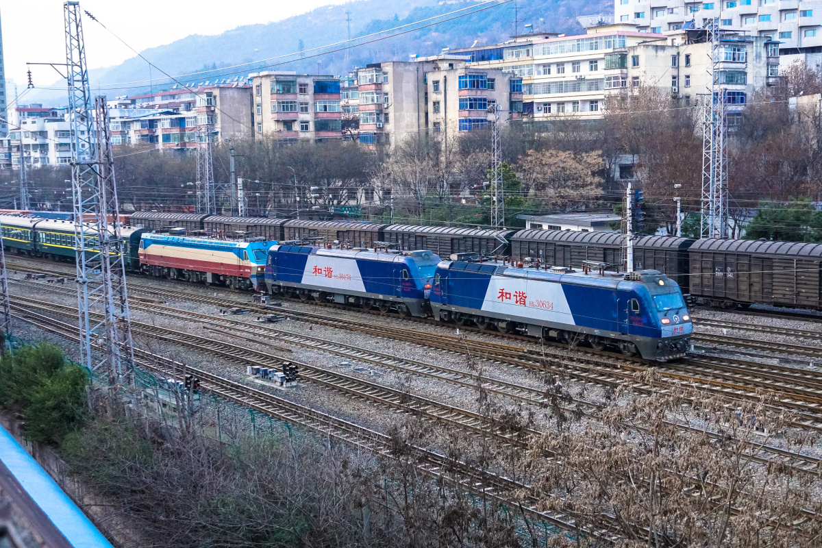 6063次驶入宝鸡站