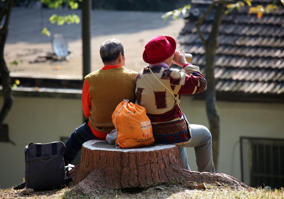 公园里歇息的人们