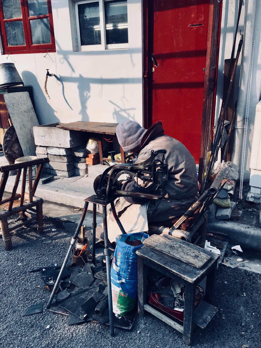 老城厢里还能找到的修鞋摊